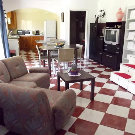 House With 2 Bedrooms In With Shared Pool Furnished Balcony And Wifi 600 M From The Beach Сasa de vacaciones Apúlia